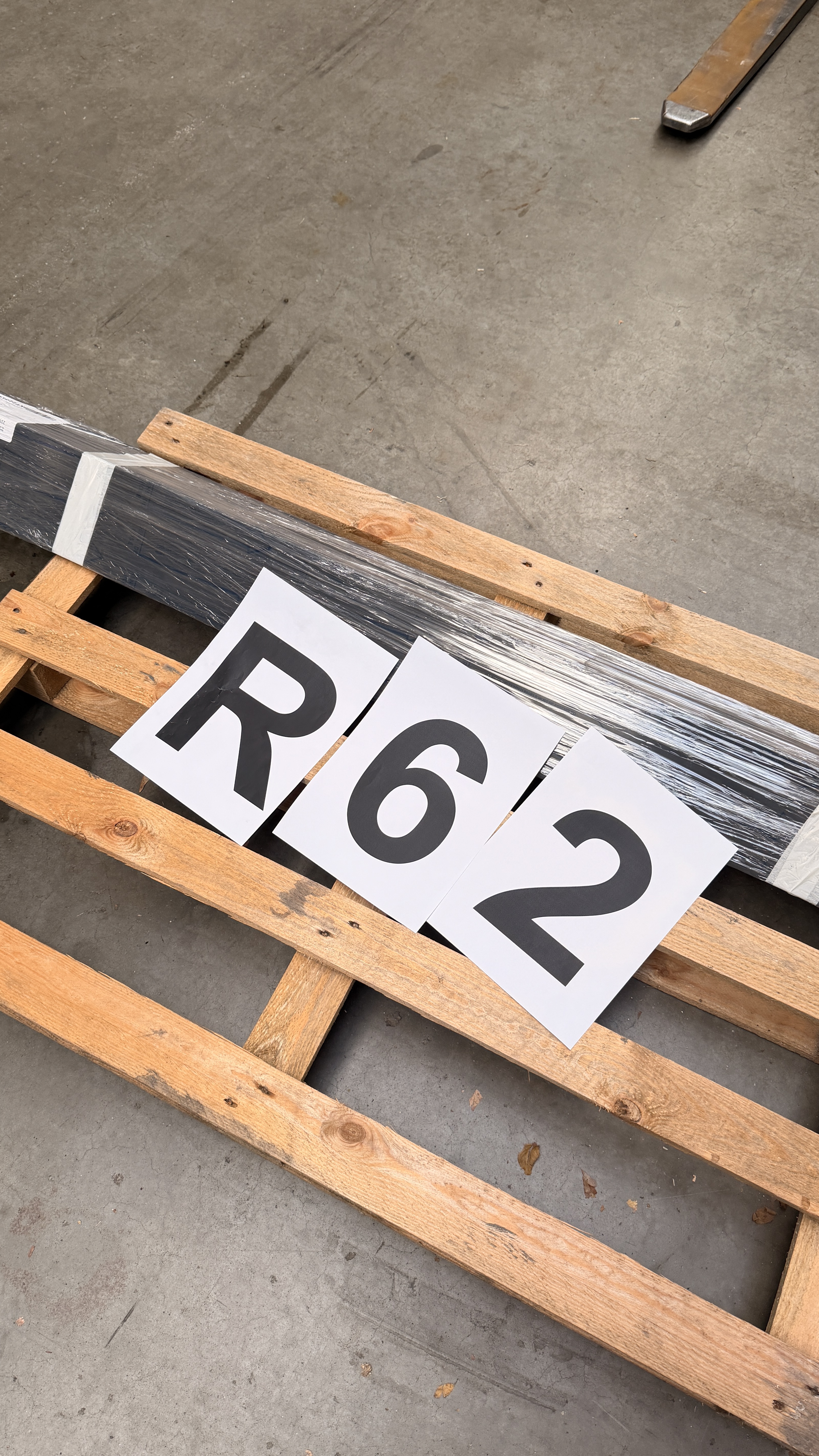 Formteil: Ortgang - Abschluss, Typ: 140/140, s = 0,75 mm, 25 my 7016 - 2 x Stk. a 2.400 mm