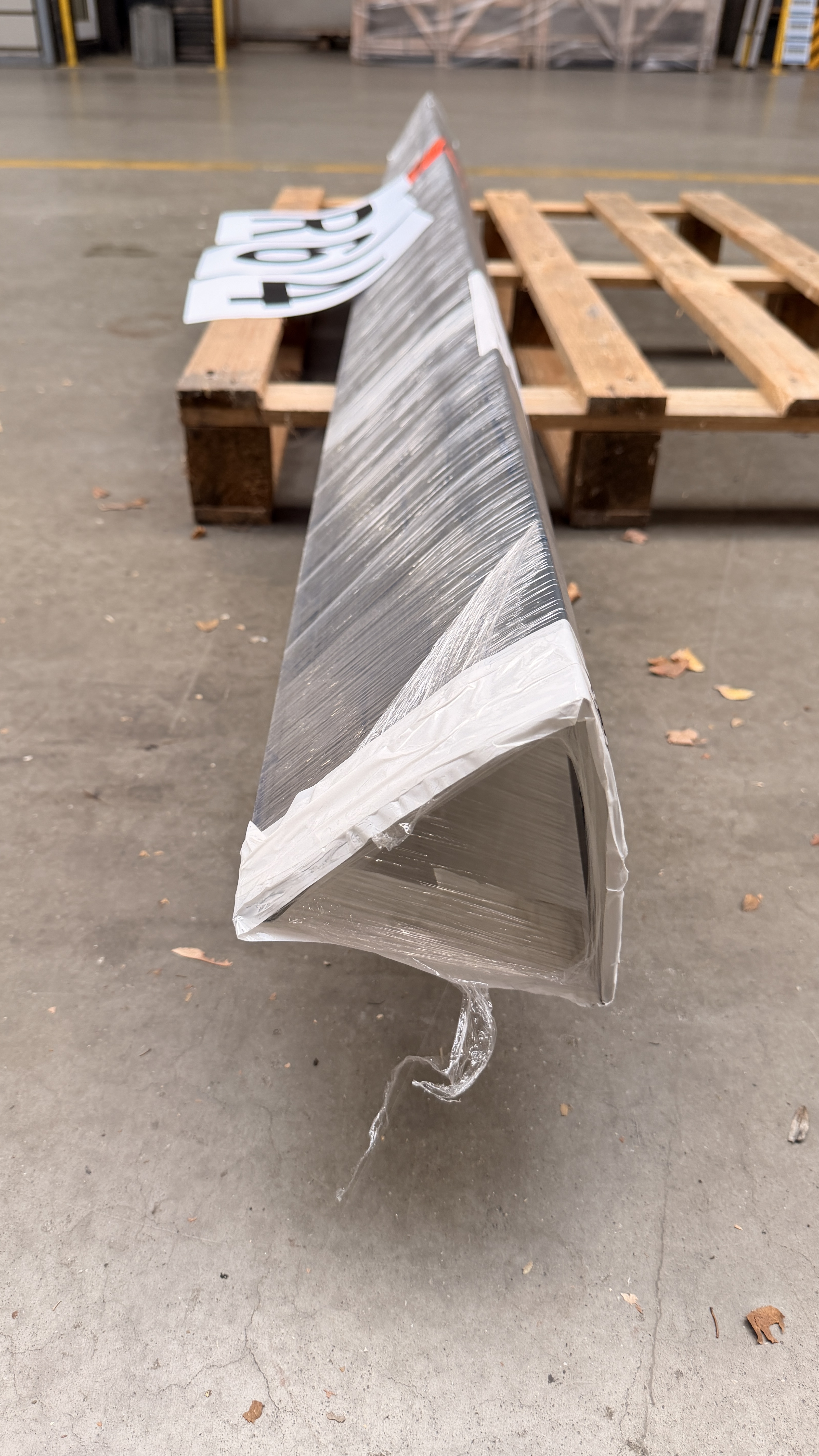 Formteil: Ortgang - Abschluss, Typ: 140/140 mit Tropfnase, s = 0,50 mm, 25 my 7016 - 2 x Stk. a 2.500 mm