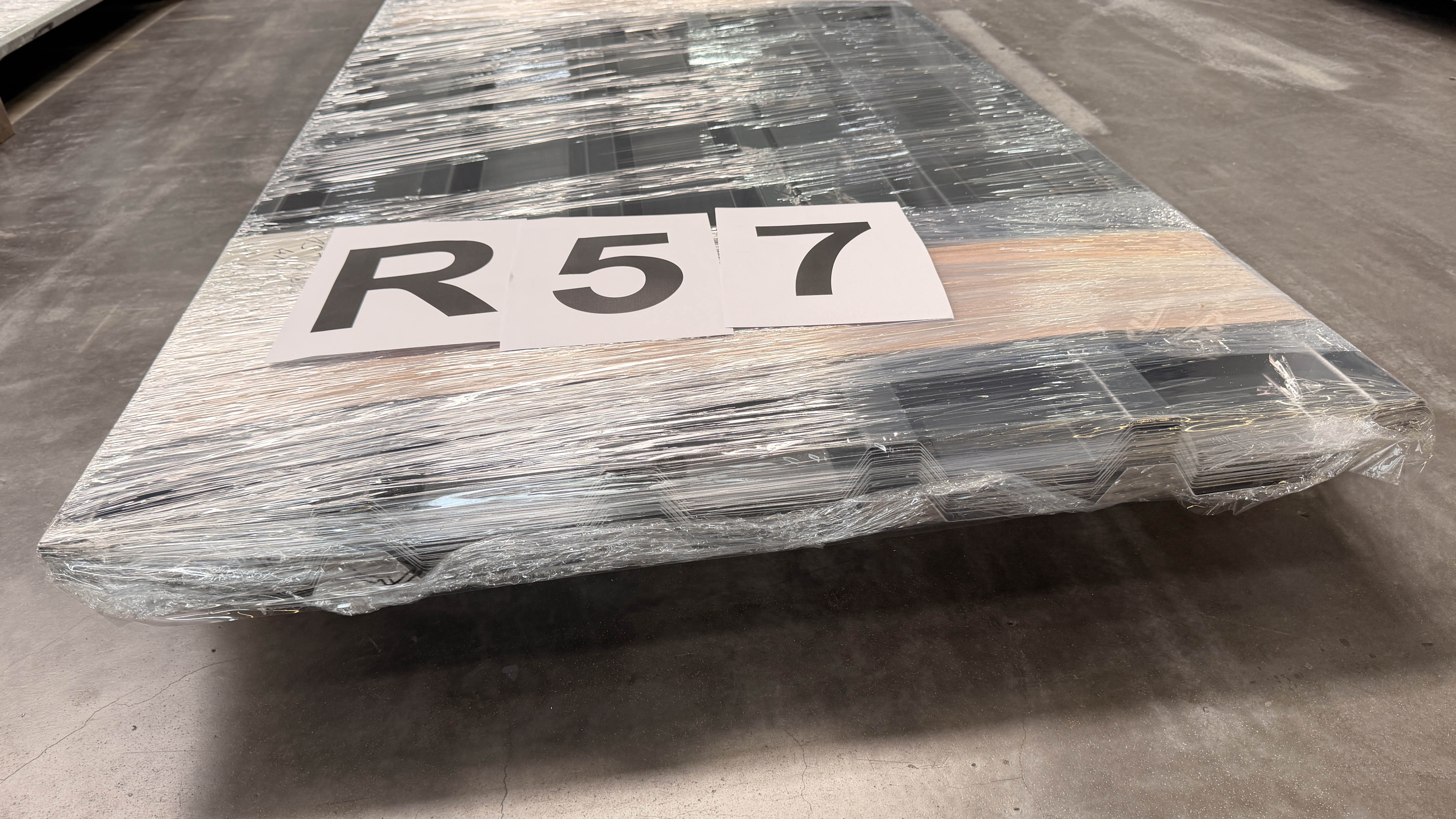 Stahltrapezprofil, Typ: 35/207 - Dach, s = 0,63 mm, Premium-Vlies mit Trennschnitt, 25 my 7016 - 81,41 m²
